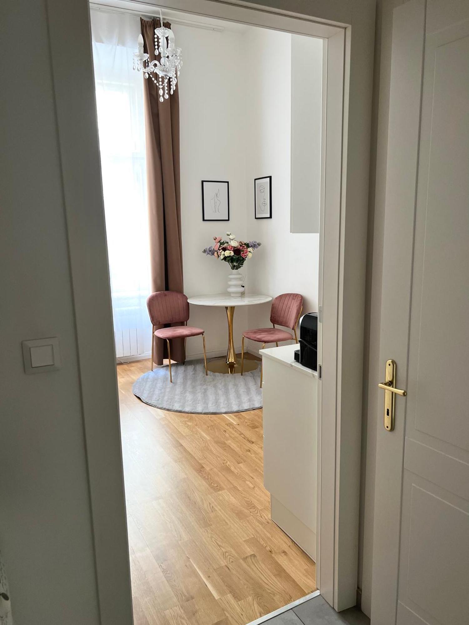 Angeloroma Deluxe Apartment Прага Экстерьер фото
